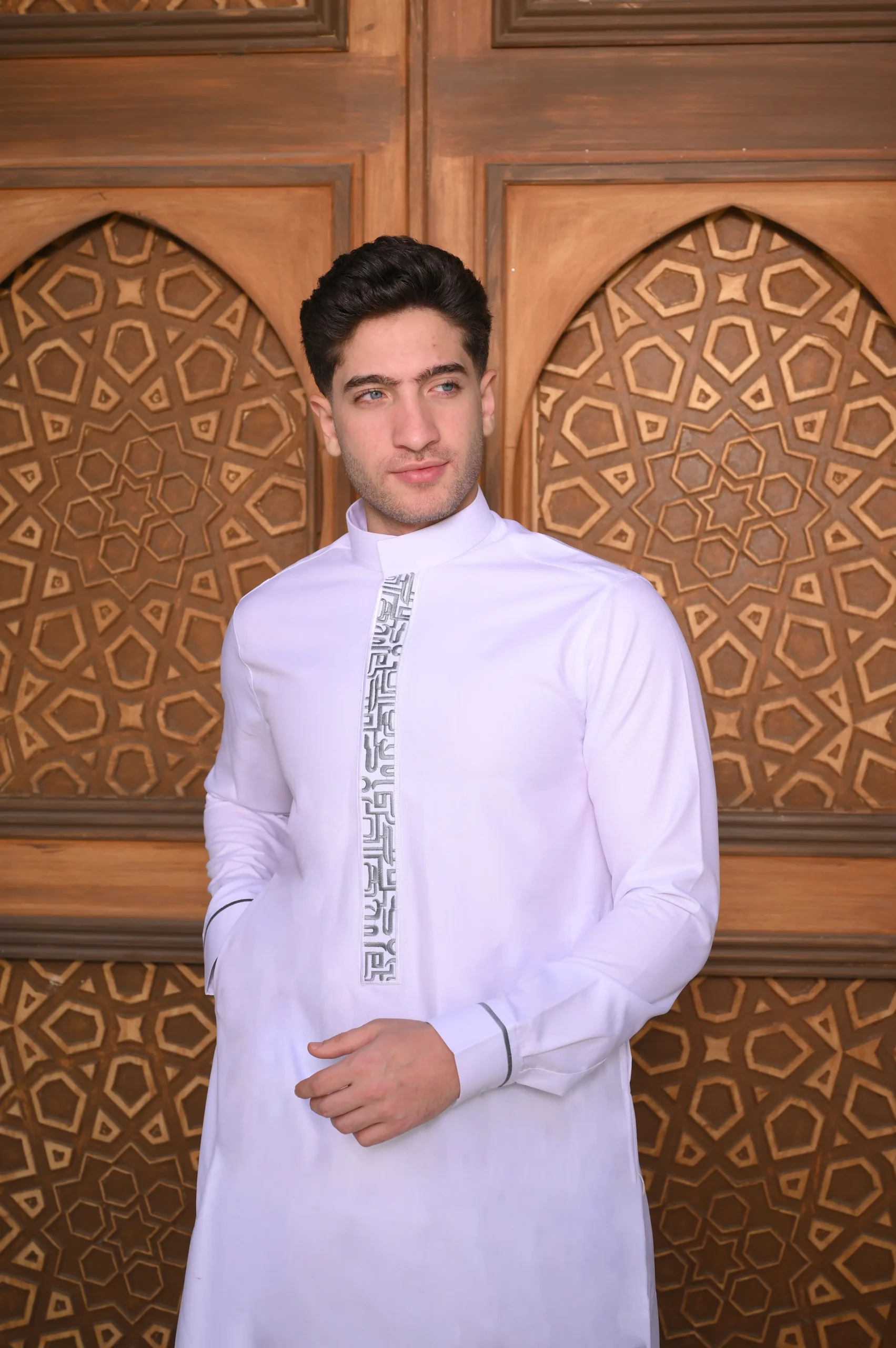 ثوب تراث ابيض - الصورة 2