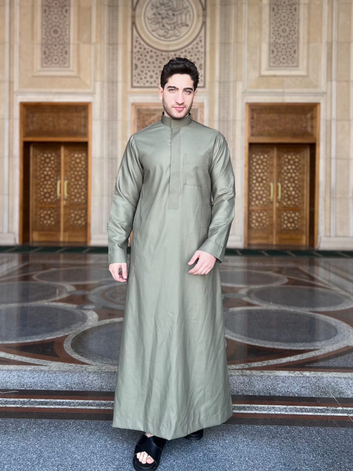 ثوب سعودي زيتوني سادة