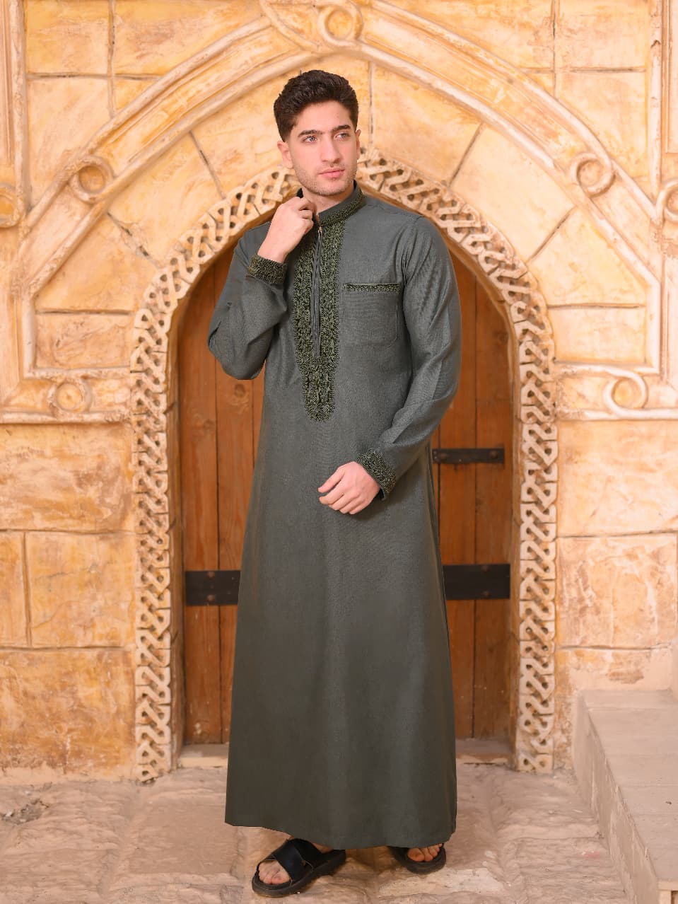 ثوب مغربي بــ ياقة زيتي