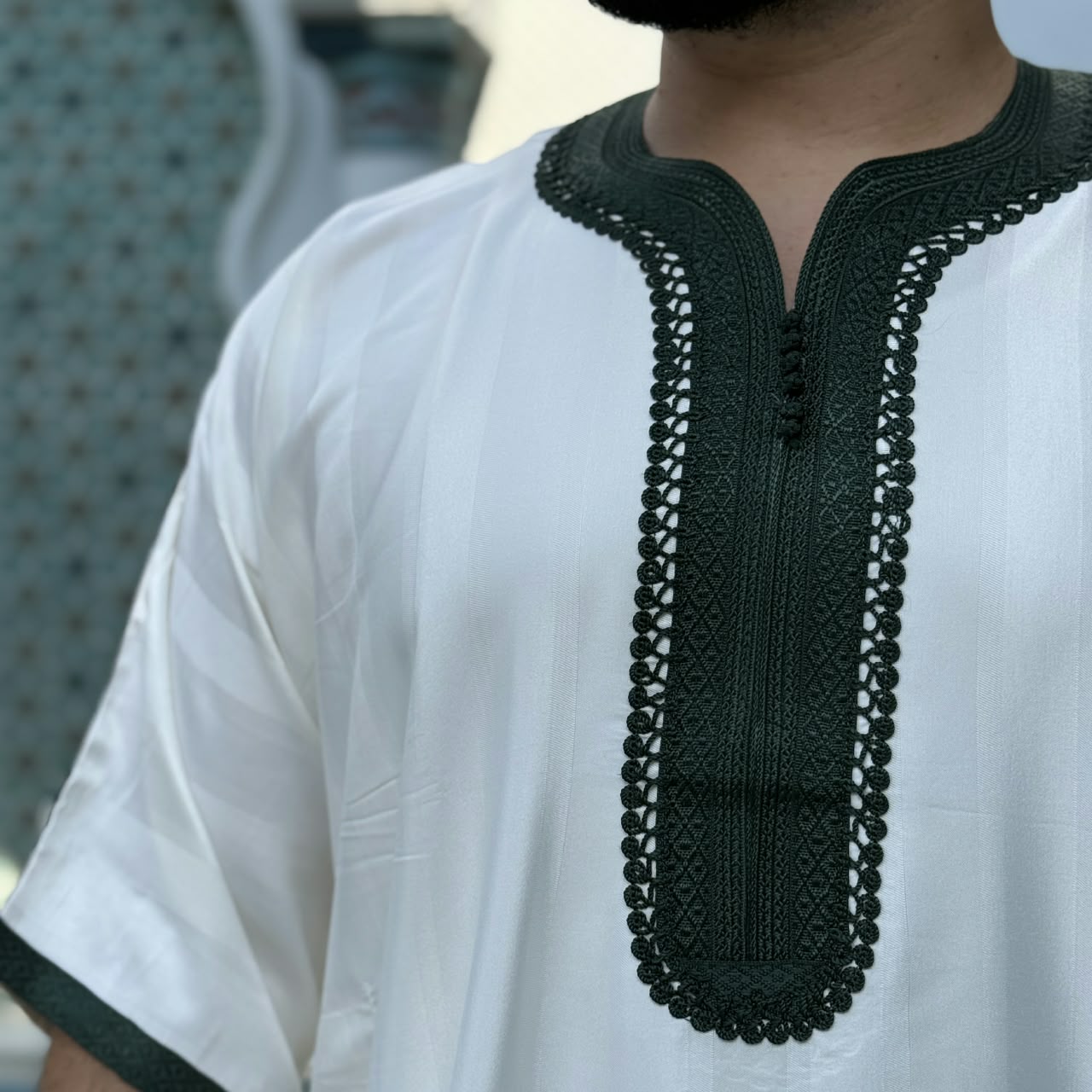 ثوب مغربي نص كم مستورد ابيض بتطريز زيتي - الصورة 3
